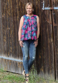 European Lightweight Woven Cotton, Oeko-Tex, Jungle Leaves Magenta 11 European Lightweight Woven Cotton, Oeko-Tex, Jungle Leaves Magenta -Tailor Supplies Sales 2024 6626 4